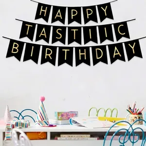 Striscione Happy Fucking Birthday nero e oro appeso al muro per decorazione di feste