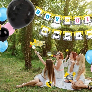 Décoration de fête de révélation du genre abeille avec bannières et ballons en plein air