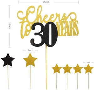 Detailweergave van goud en zwarte glitter taarttoppers met Cheers to 30 Years tekst