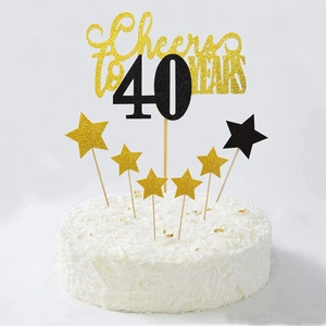 Detail van gouden glitter en matzwarte Cheers to 40 Years taarttopperset