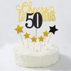 Detail van Cheers to 50 YEARS taarttopper met gouden en zwarte glitter sterren decor