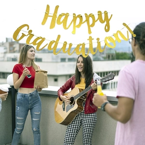 Bannière dorée pailletée Happy Graduation avec écriture élégante pour décor de fête