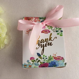Boîte cadeau de mariage florale avec ruban rose et lettrage doré Thank You
