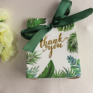Boîte à dragées en papier kraft avec motifs de feuilles tropicales et ruban en soie