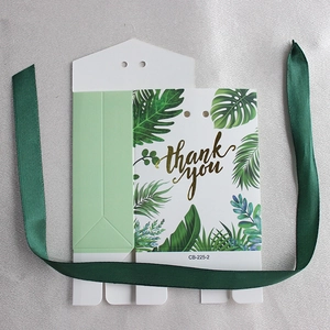 Boîte cadeau en papier kraft à motif feuilles tropicales avec ruban satin vert