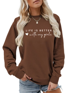 Detailansicht des LIFE IS BETTER with my girls Drucks auf dunkelbraunem Sweatshirt