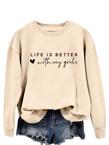 Detail von life is better with my girls Text und Herz-Print auf beigem Sweatshirt
