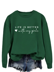 Detail eines dunkelgrünen Sweatshirts mit Life Is Better Aufdruck und Rippbündchen