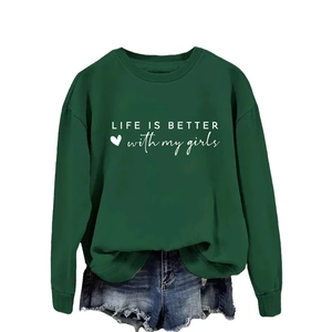 Dunkelgrünes Sweatshirt mit 'Life is better with my girls' Aufdruck und blauen Denim-Shorts