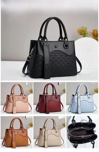 Close-up of stylish leather handbag with woven texture and size dimensions 28x12x21cm