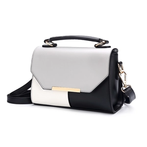 Sac à main tricolore minimaliste avec garniture dorée et bandoulière réglable sur fond blanc