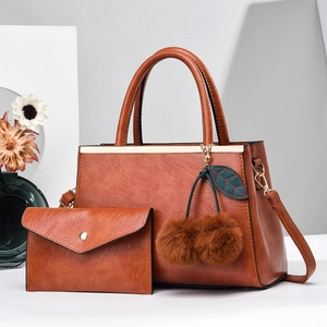 Ensemble sac à main marron en similicuir, deux pièces avec détails dorés et pompons
