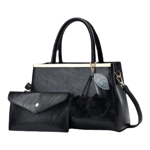 Ensemble de sacs à main noirs en cuir avec détails dorés et pompons décoratifs