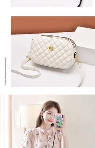 Détail du sac bandoulière matelassé blanc avec double zip et logo en métal doré