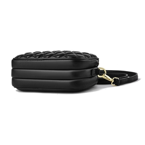 Sac bandoulière noir matelassé à trois couches avec crochets dorés et texture cuir
