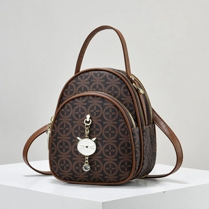 Mochila retro multifuncional de cuero marrón con estampado de monogramas para mujer