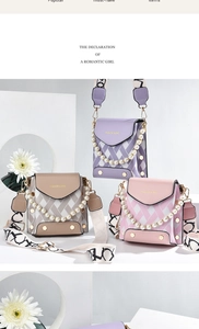 Détail du sac bandoulière matelassé avec poignée en perles et larges bretelles