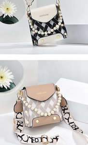 Détail de sacs à carreaux avec poignée en perles et large bandoulière tissée