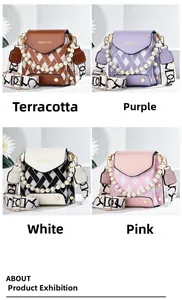 Vue détaillée en grille de sacs à bandoulière matelassés en jaune, violet, blanc et rose