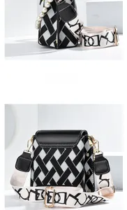 Détail du sac à carreaux contrastés avec chaîne en perles et large bandoulière