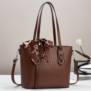 Braune Tote Bag mit Webmuster, elegantem Seidentuch und verstellbarem Schultergurt