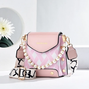Sac bandoulière matelassé rose et blanc avec poignée perles et large sangle imprimée