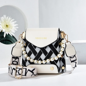 Sac à bandoulière bicolore pour femme avec poignée en perles et motif tissé