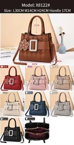 Detailed size chart and internal layout of the large capacity quilted tote with flower charm
