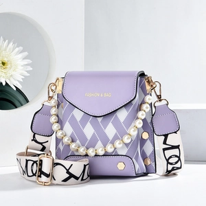 Sac bandoulière violet clair avec poignée perle et large sangle en toile à texte mode