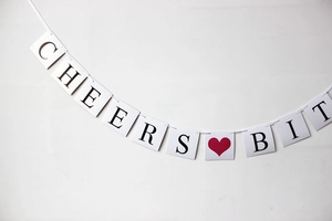 Banderole CHEERS magenta pour enterrement de vie de jeune fille avec cœur et drapeaux