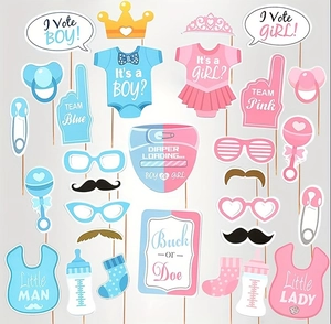 Details van Gender Reveal foto-rekwisieten met roze en blauwe flessen en slabbetjes