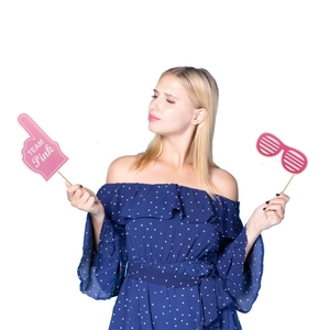 Blauwe off-shoulder jurk met polkadots, ruches en tailleband voor babyparty fotoshoots