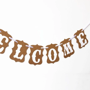 Vintage WELCOME Girlande aus braunem Kraftpapier mit weißen Buchstaben und Wellenrand Deko