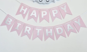 Ροζ τσόχινη γιρλάντα Happy Birthday με ασημί γράμματα για παιδική διακόσμηση γενεθλίων