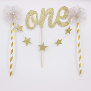 Décoration de gâteau dorée 'One' avec étoiles et pompons en tulle pour premier anniversaire