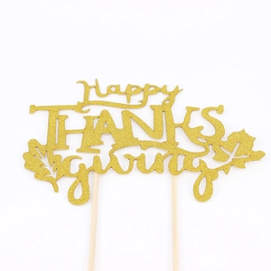 Détail du cake topper Happy Thanks Giving doré pailleté avec bâtons en bois