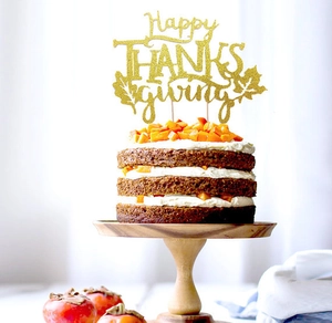 Détail du cake topper doré Happy Thanksgiving avec paillettes et feuille d'érable