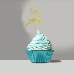 Gros plan d'une décoration de gâteau renne doré à paillettes pour décor de fête