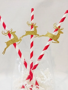 Détail de pailles de Noël à rayures rouges et blanches avec décor de renne doré