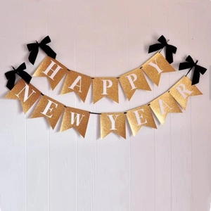 Bannière Happy New Year à paillettes dorées avec nœuds en velours noir sur bois blanc
