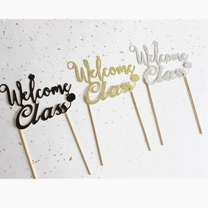 Dreiteilige Welcome Class Kuchendekoration in Schwarz, Gold und Silber für Schulfeste