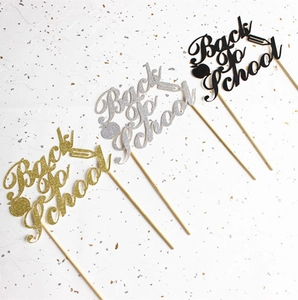 Glitzernde Back to School Kuchendeko in Gold, Silber und Schwarz mit Apfel-Bleistift-Motiv