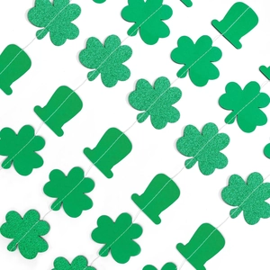 Détail de guirlande de la Saint-Patrick avec trèfles à paillettes et chapeau vert