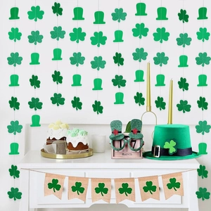 Guirlande de la Saint-Patrick avec trèfles scintillants et chapeaux verts de fête