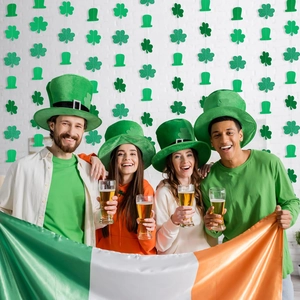 Bannière trèfle pailletée de la Saint-Patrick avec grand chapeau de lutin vert
