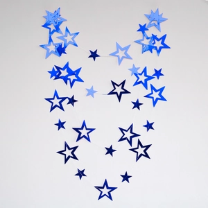 Detail von blauen holografischen Sternengirlanden für Hochzeits- und Partydekoration