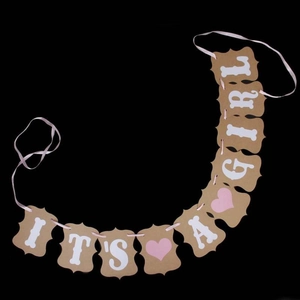 Détail de banderole vintage en papier kraft IT'S A GIRL avec petits cœurs roses de fête