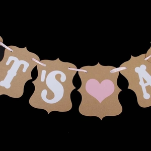 Détail de banderole en papier kraft vintage avec texte blanc et ruban rose décoratif