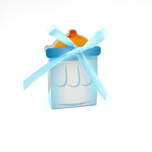 Détail de la boîte à bonbons en forme de biberon bleu avec ruban pour fête prénatale