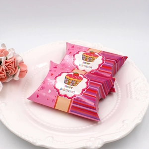 Caja de regalo rosa con forma de almohada y diseño de cupcake en plato cerámico